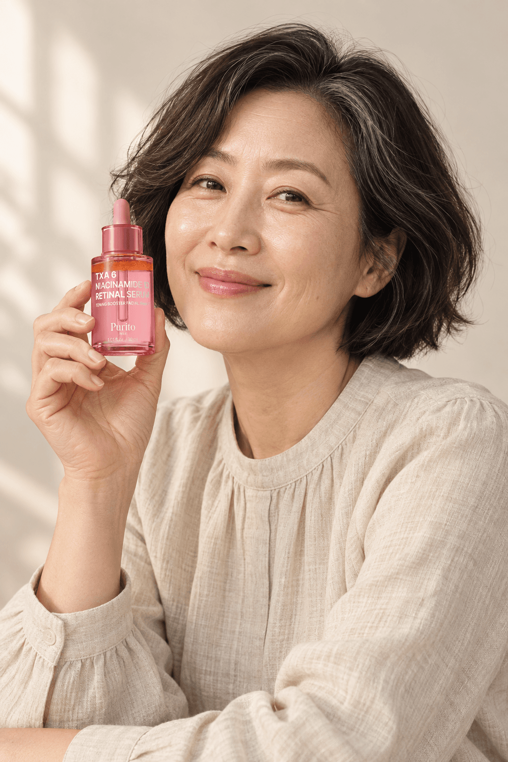 Modelo coreana madura fictícia apresentando um sérum Purito