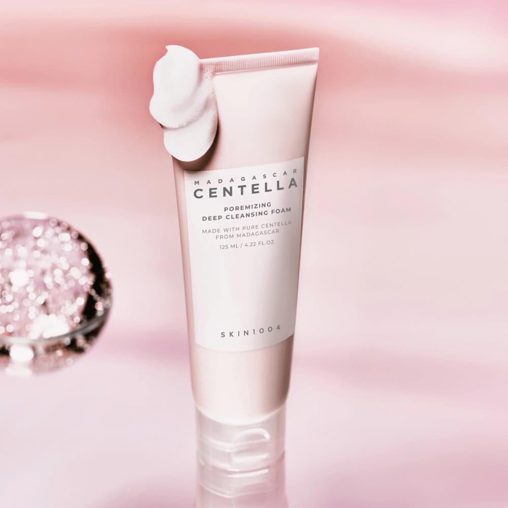 MADAGASCAR CENTELLA POREMIZING DEEP CLEANSING FOAM — fotografia do produto.