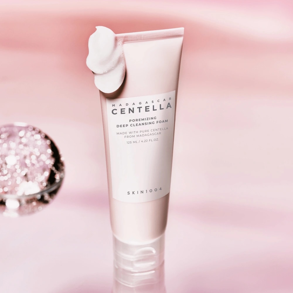 MADAGASCAR CENTELLA POREMIZING DEEP CLEANSING FOAM — fotografia do produto.