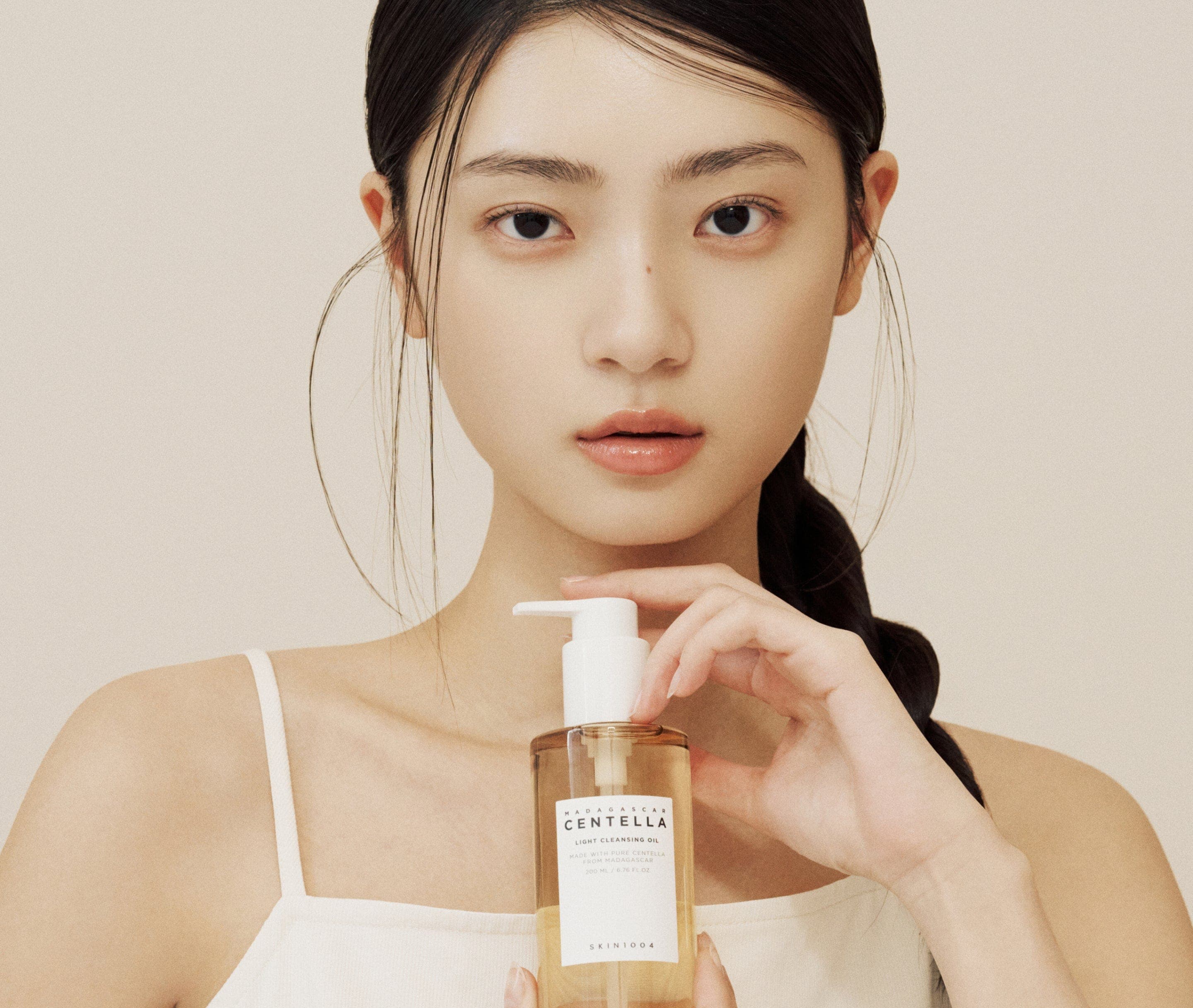 Fotografia oficial SKIN1004: modelo apresentando Madagascar Centella Light Cleansing Oil