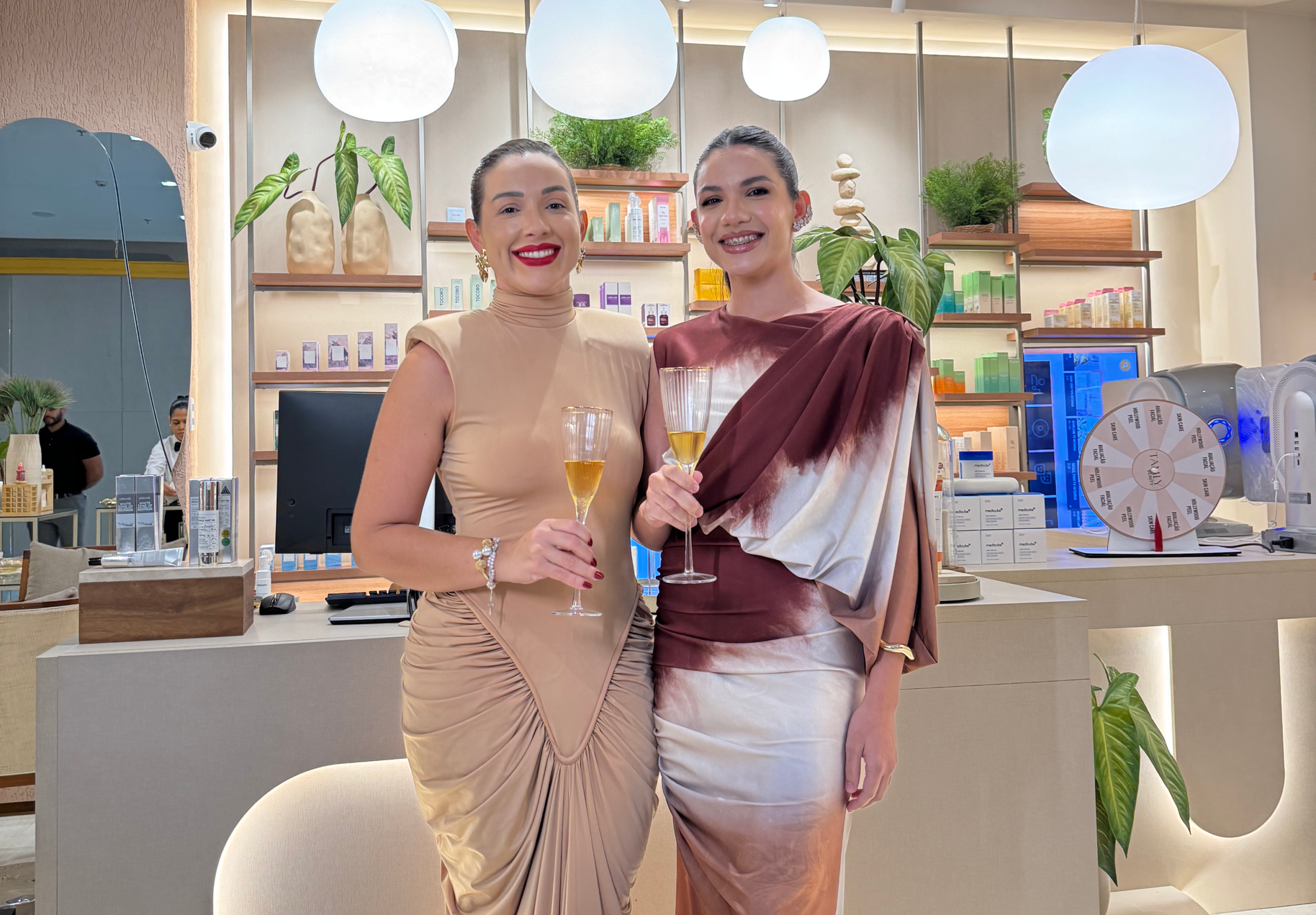 As duas proprietárias da Tamly Beauty, tia e sobrinha de Aracaju, juntas em sua loja