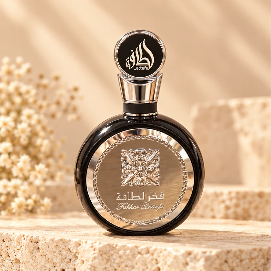 Lattafa Fakhar Black — imagem profissional ilustrativa do produto.